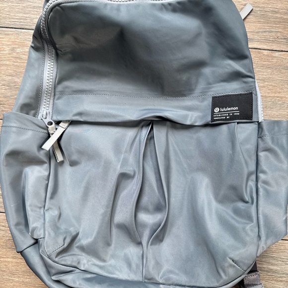 Everyday Backpack 2.0 23L
Asphalt Grey/Rhino Grey - Picture 2 of 7